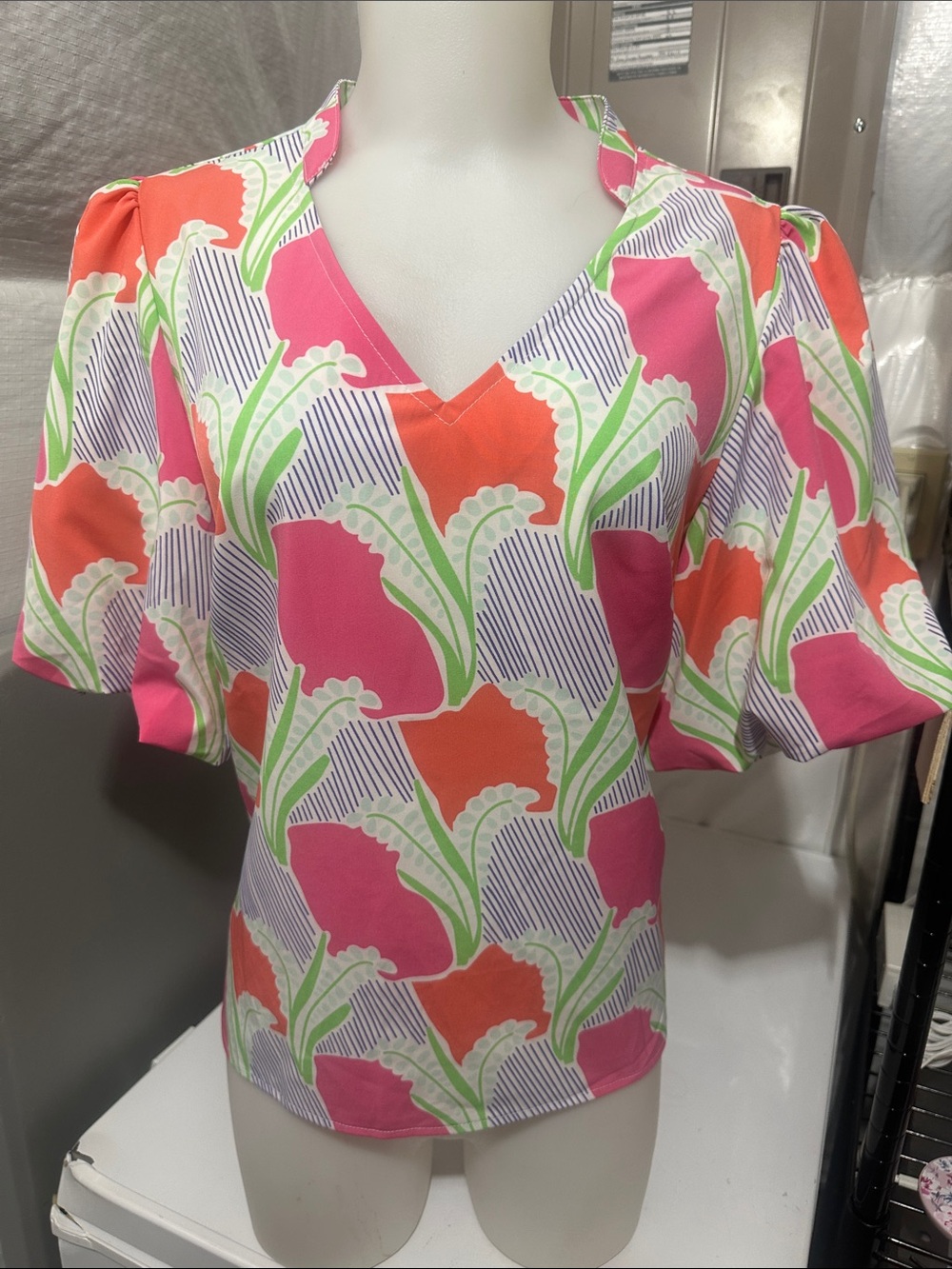 MARY SQUARE. V-Neck Floral Puff Sleeve Blouse in Pink & Orange